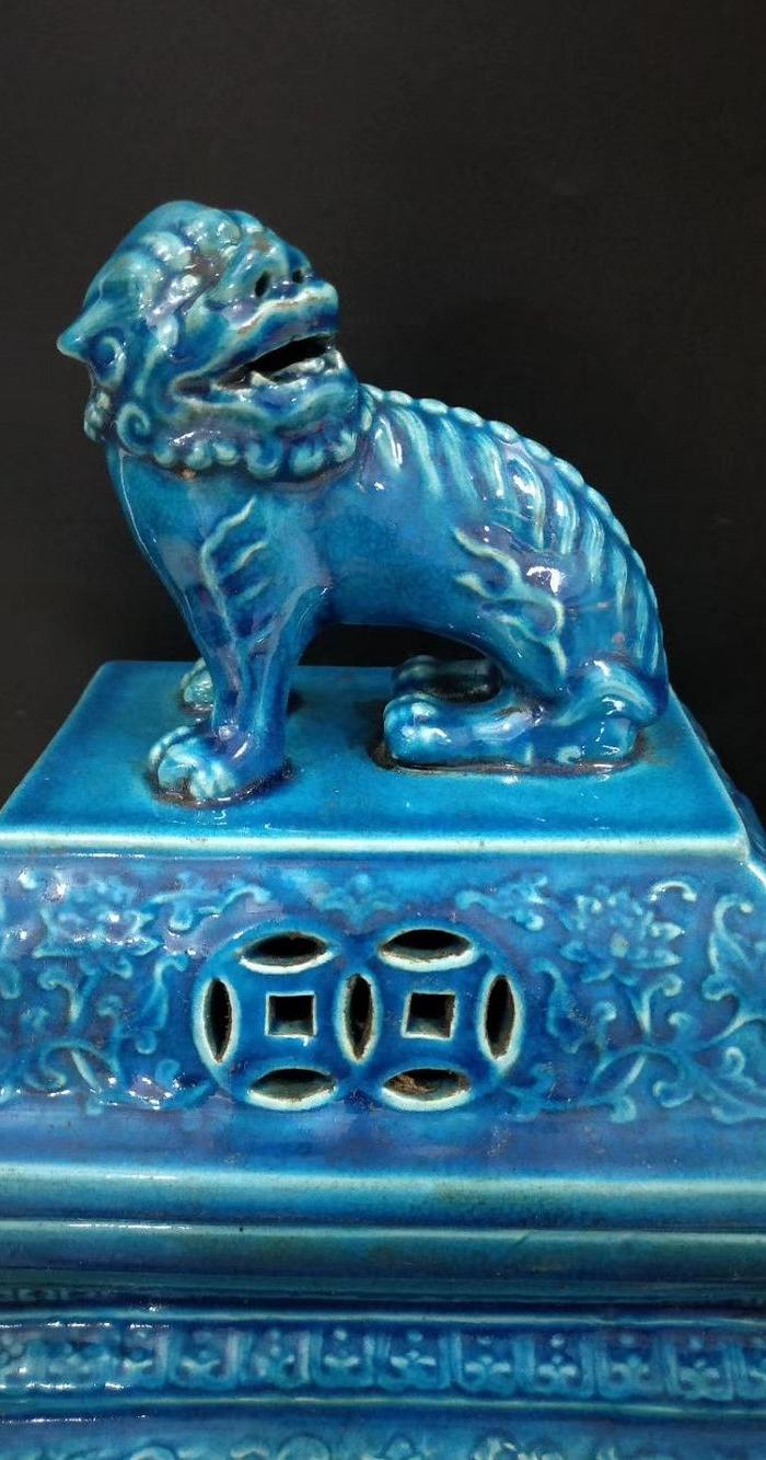 雍正孔雀蓝釉雕刻缠枝莲寿纹薰香炉
