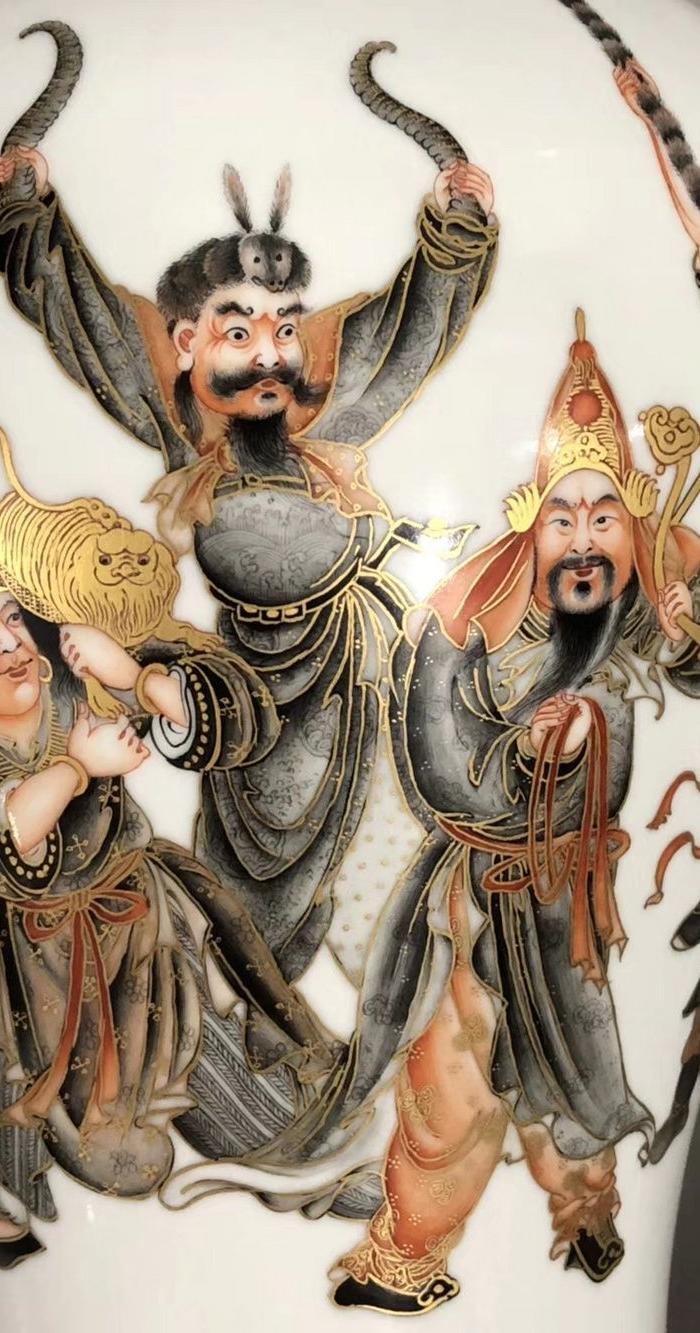 墨彩描金八蛮进宝双耳瓶