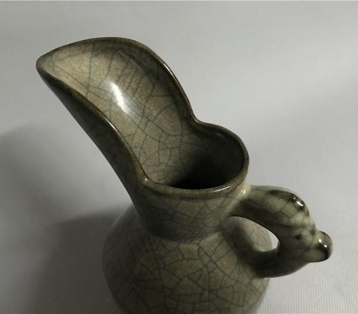 哥窑开片三足爵杯