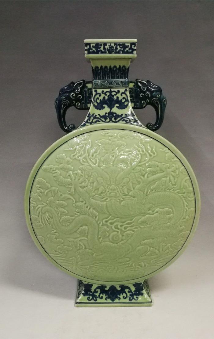龙泉窑青花抱月瓶