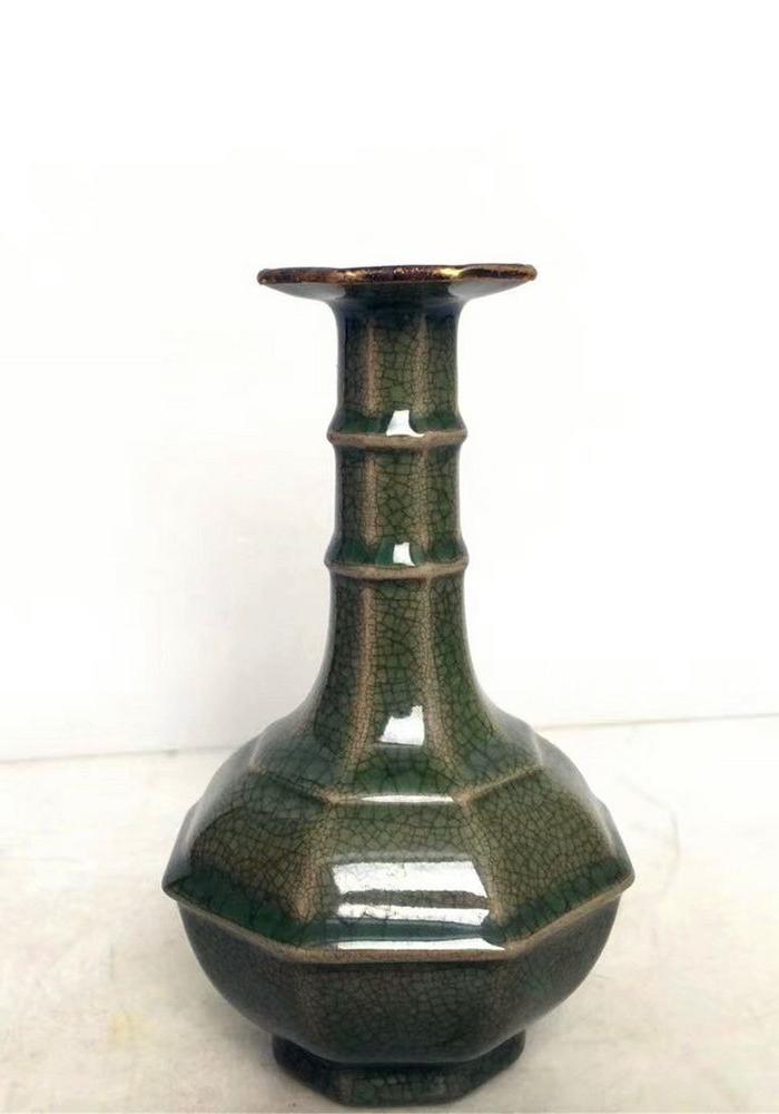 龙泉窑 甲申殿 款长颈瓶