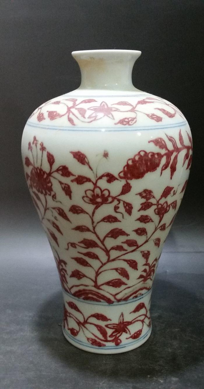 成化 釉里红花卉梅瓶