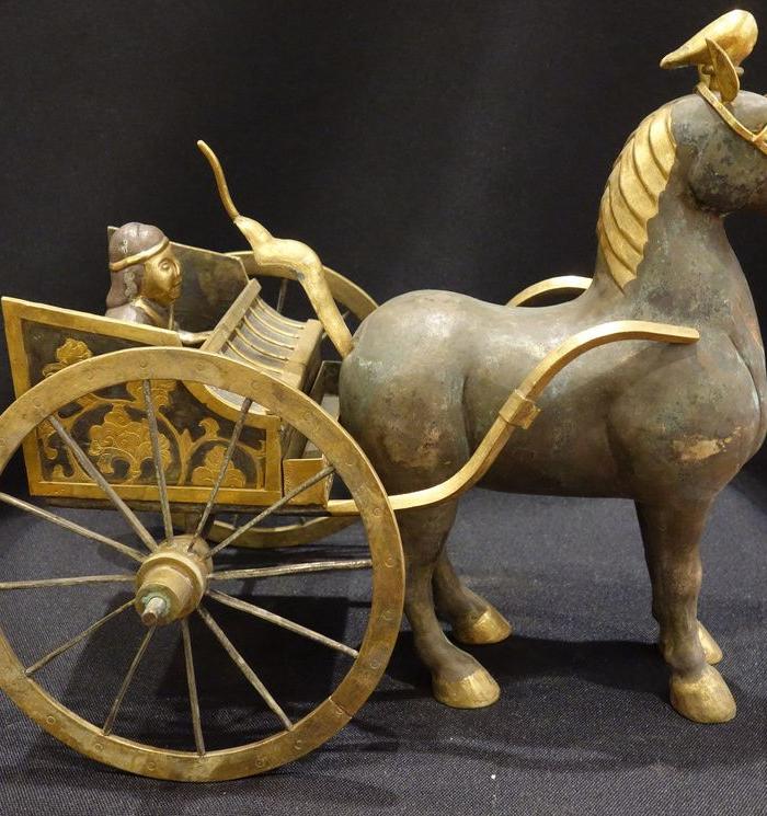 铜鎏金车马人