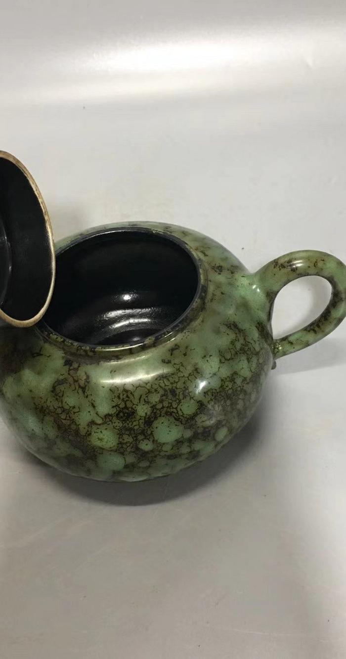 釉里绿壶