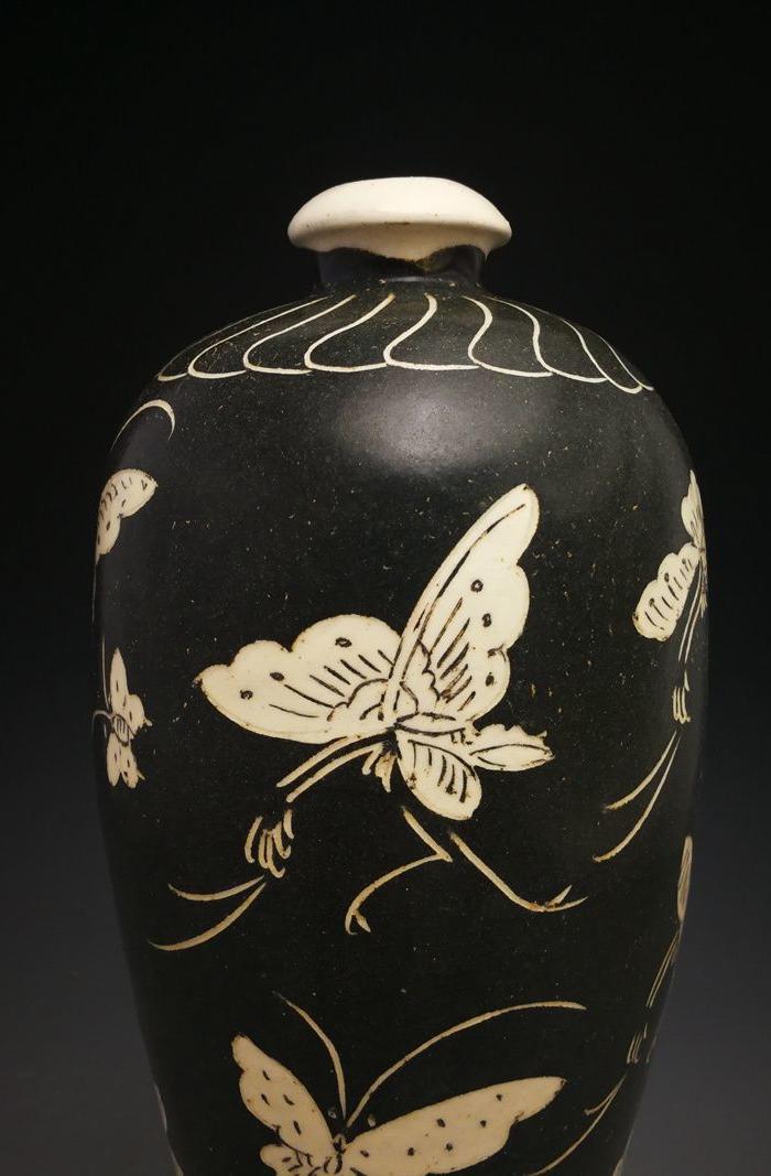 磁州窑蝴蝶纹梅瓶