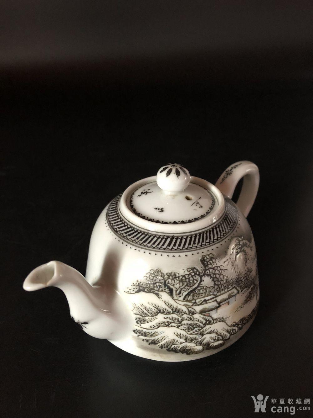 民国新粉彩名家凌云雪景壶