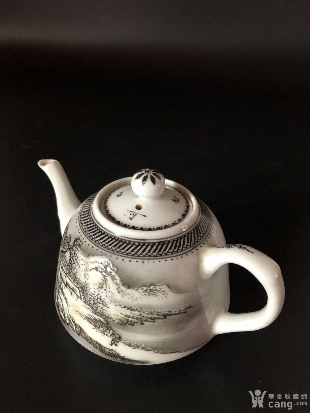 民国新粉彩名家凌云雪景壶