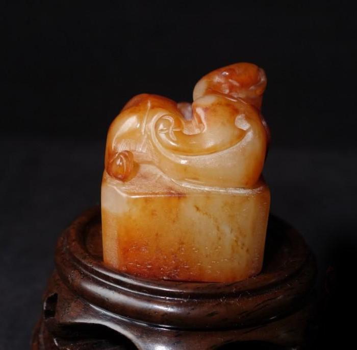 老和田玉蟠螭老印章