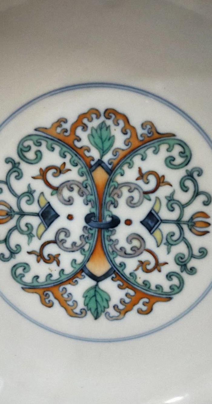 斗彩忍冬花盘一对