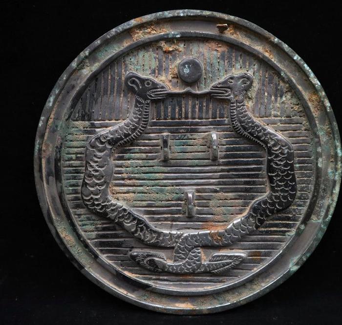 双蛇铜镜
