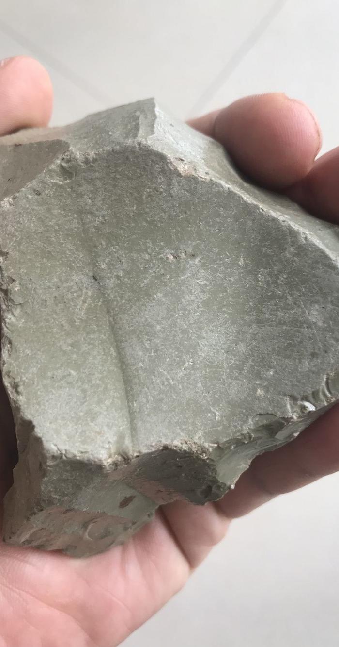 一块淡绿色琉璃石