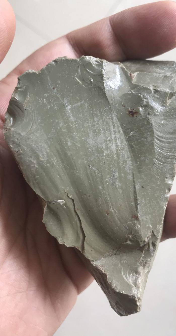 一块淡绿色琉璃石