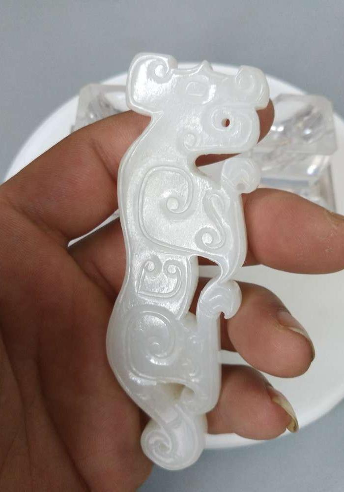 老和田羊脂白玉兽挂件