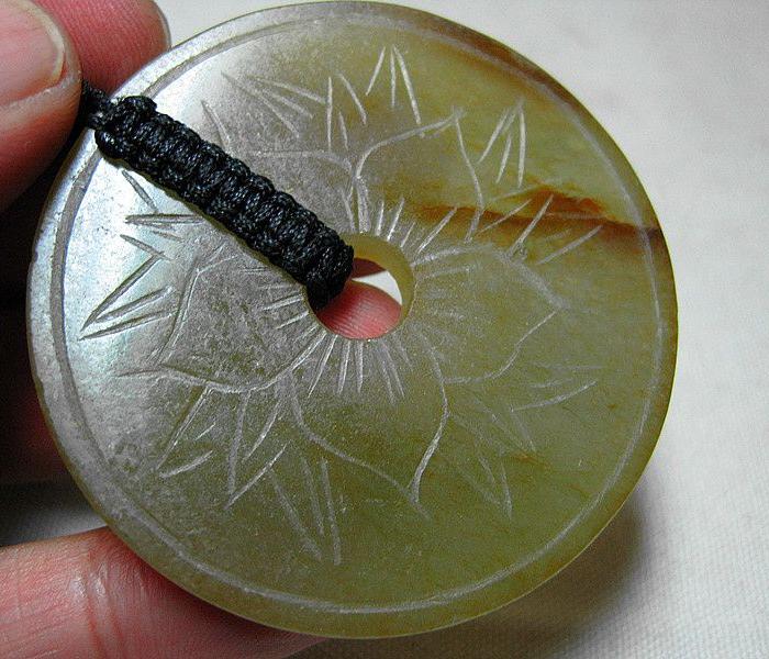 清代翡翠冰种带黄翡微沁玉璧