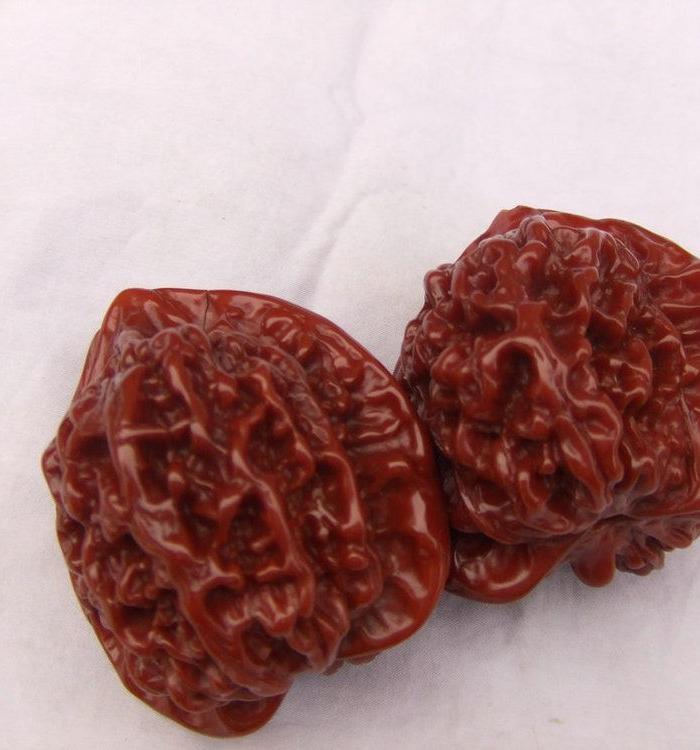 把玩多年铁核桃一对