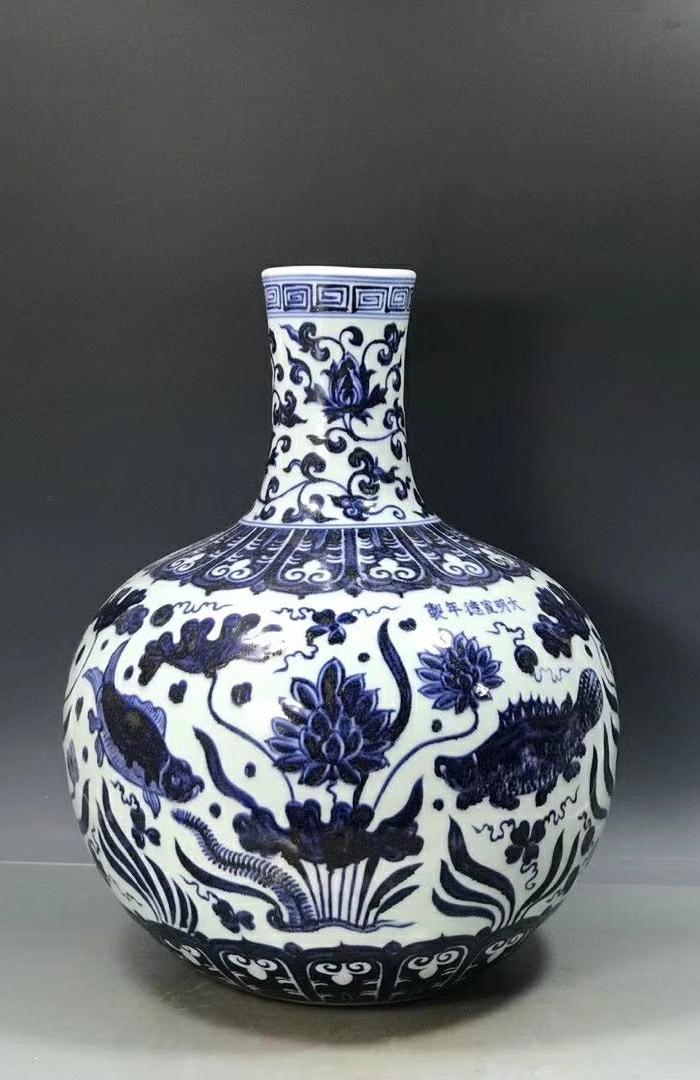 明宣德青花鱼藻纹天球瓶