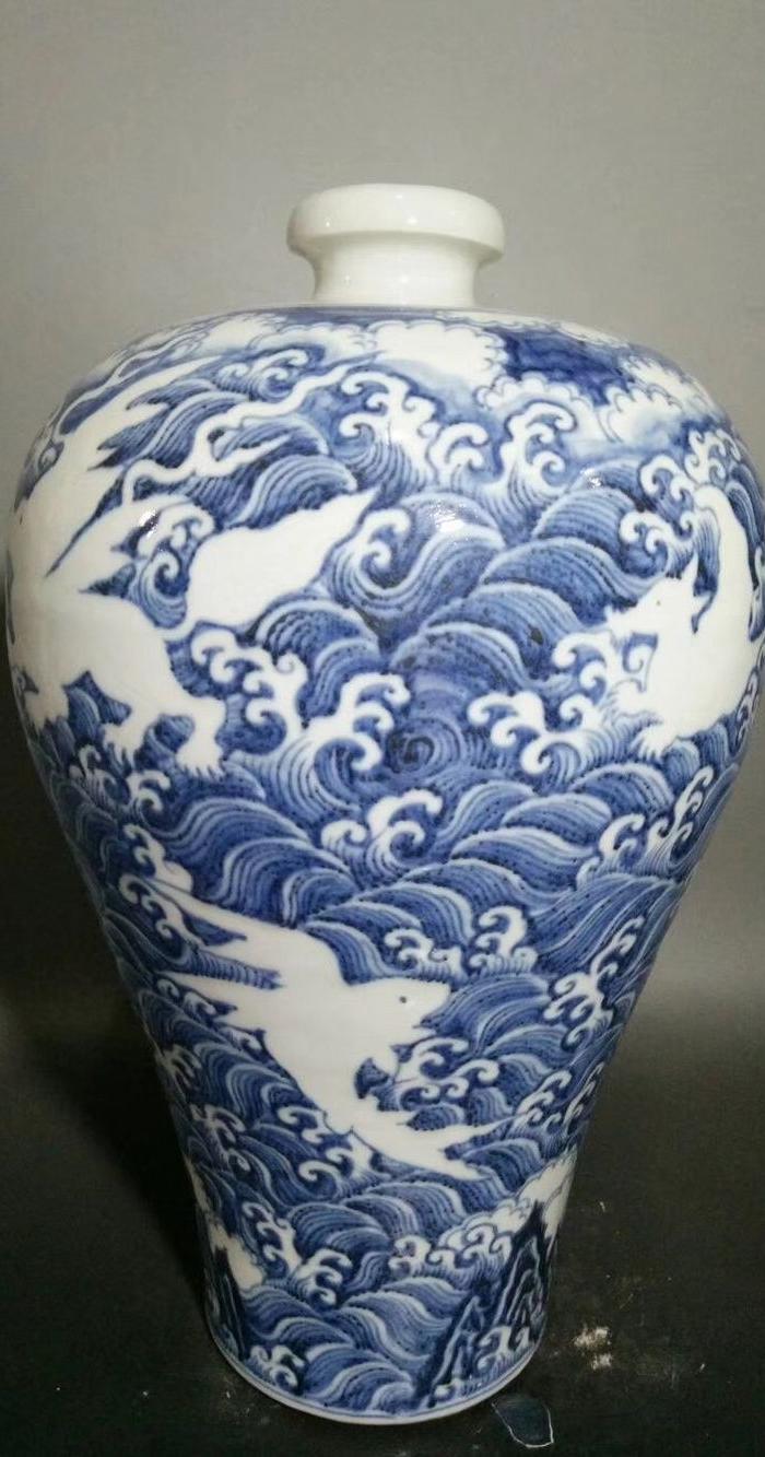 青花海浪龙纹梅瓶