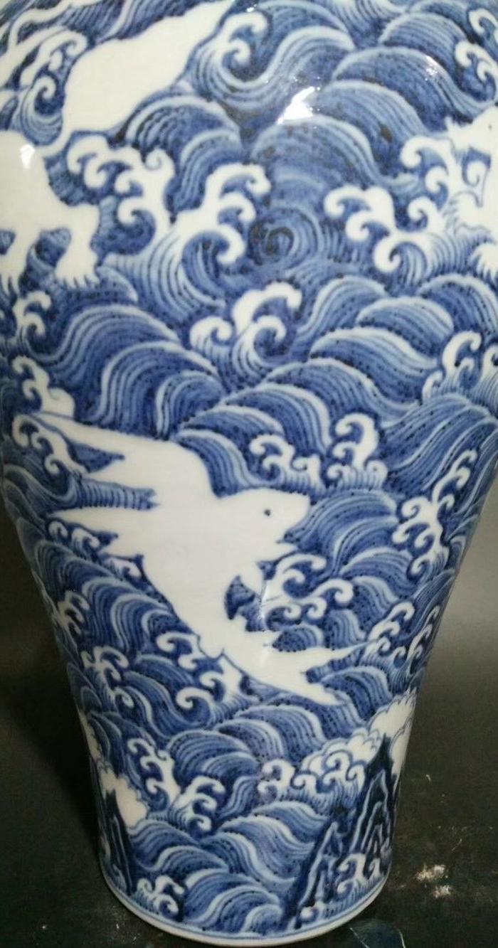 青花海浪龙纹梅瓶