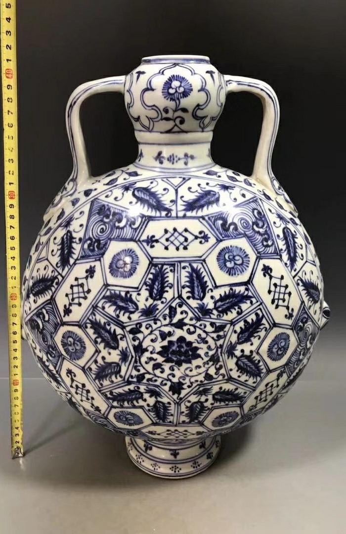 明永乐青花花卉纹抱月瓶