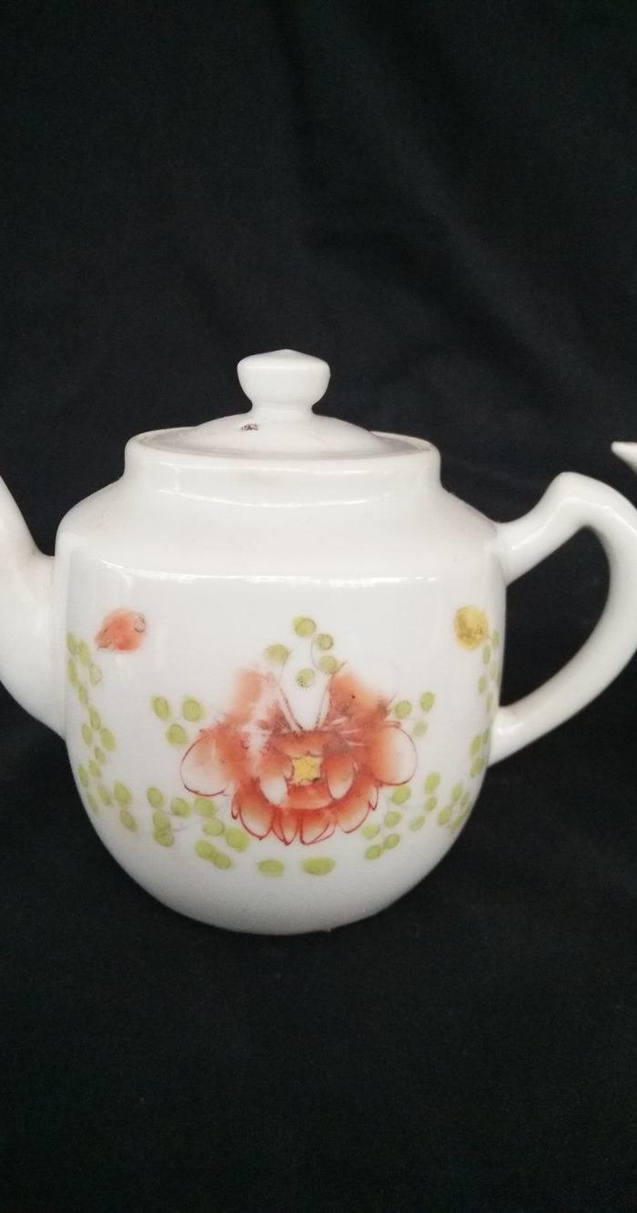 民国粉彩花卉纹茶壶两个