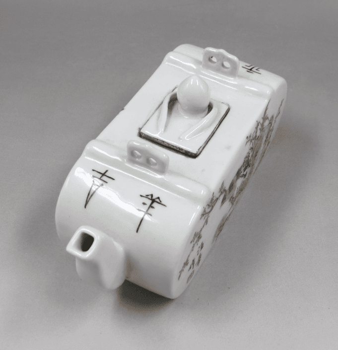 汪章 浅绛彩花鸟纹壶