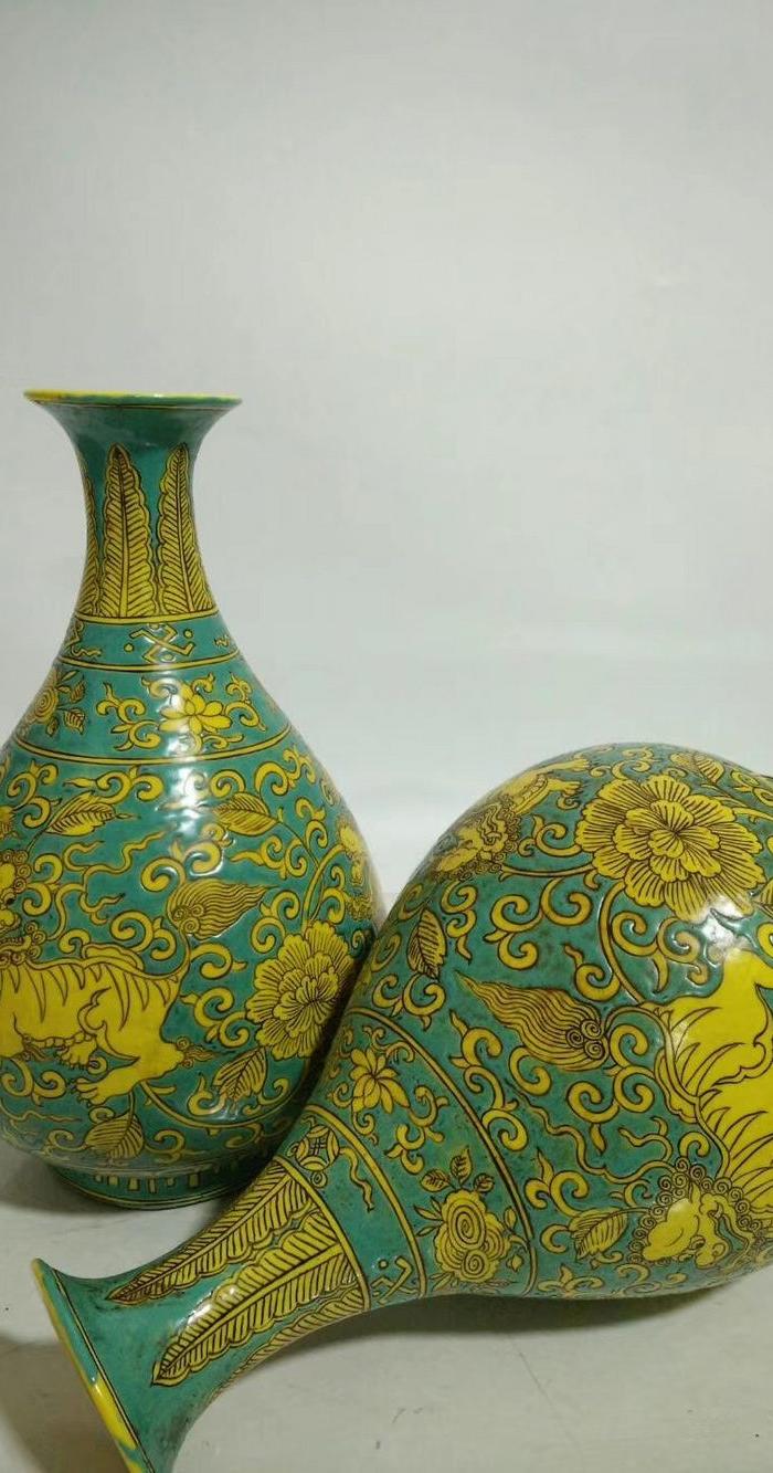 明代珐华彩兽纹玉壶春瓶一对