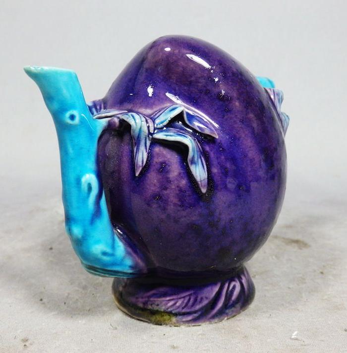 清代素三彩桃形倒流壶