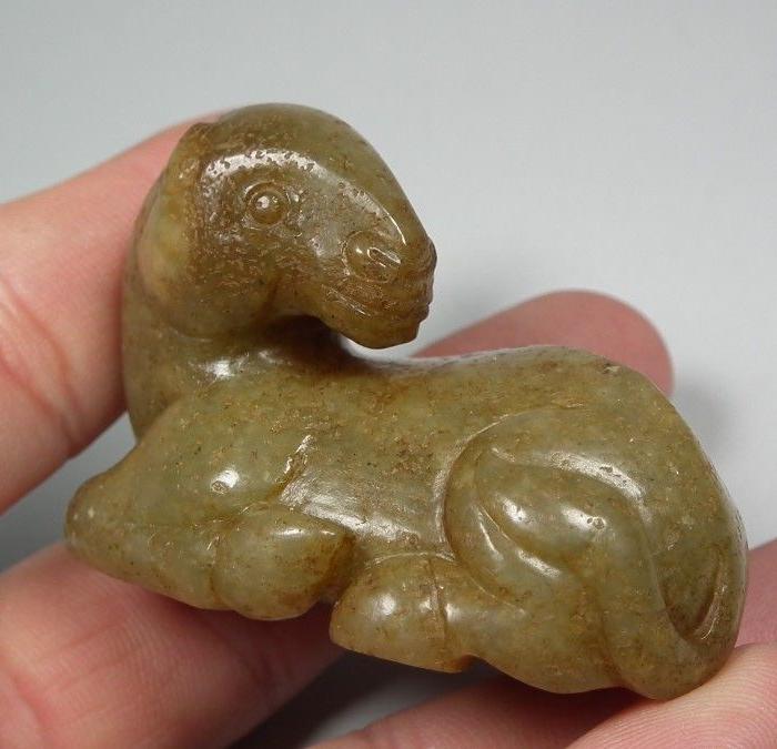 宋元和田青玉带黑沁卧马小把件