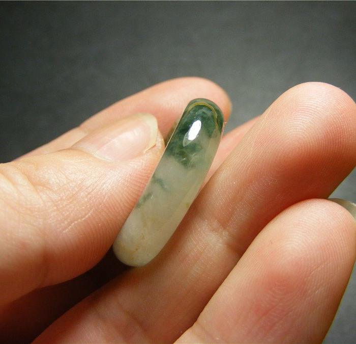 出口创汇期老坑a货冰种飘浓绿色带沁翡翠宽边厚肉大圆戒指