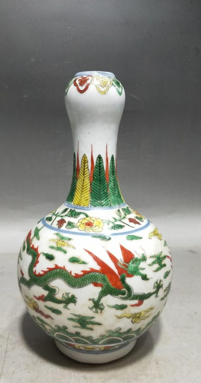 明红绿彩龙纹蒜头瓶