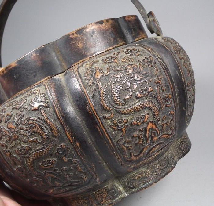 清代老红铜錾刻龙纹开窗瓜棱形大暖炉