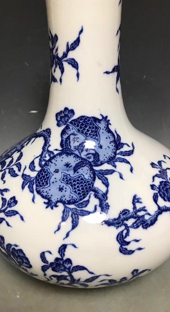 清乾隆青花石榴纹赏瓶30.5x21