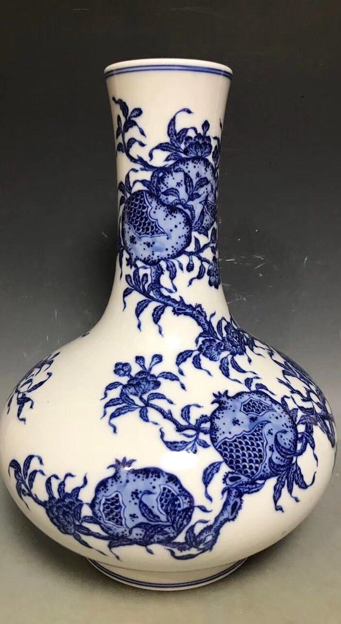 清乾隆青花石榴纹赏瓶30.5x21