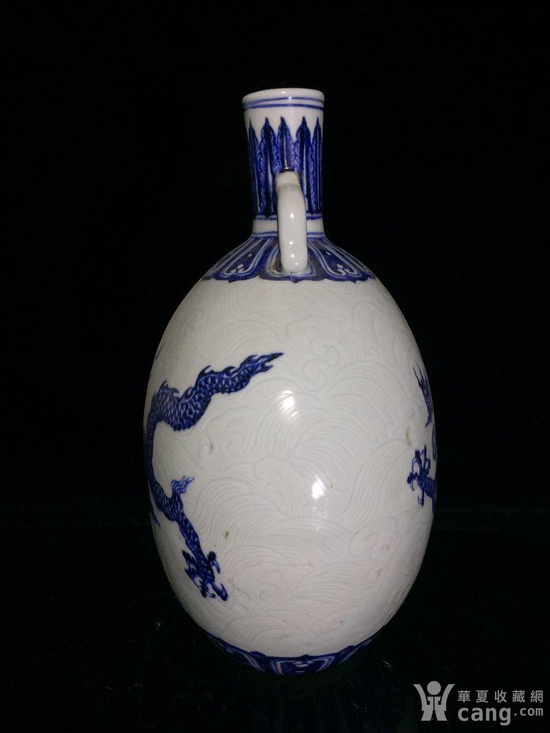 明永乐青花暗刻海水龙纹如意耳抱月瓶