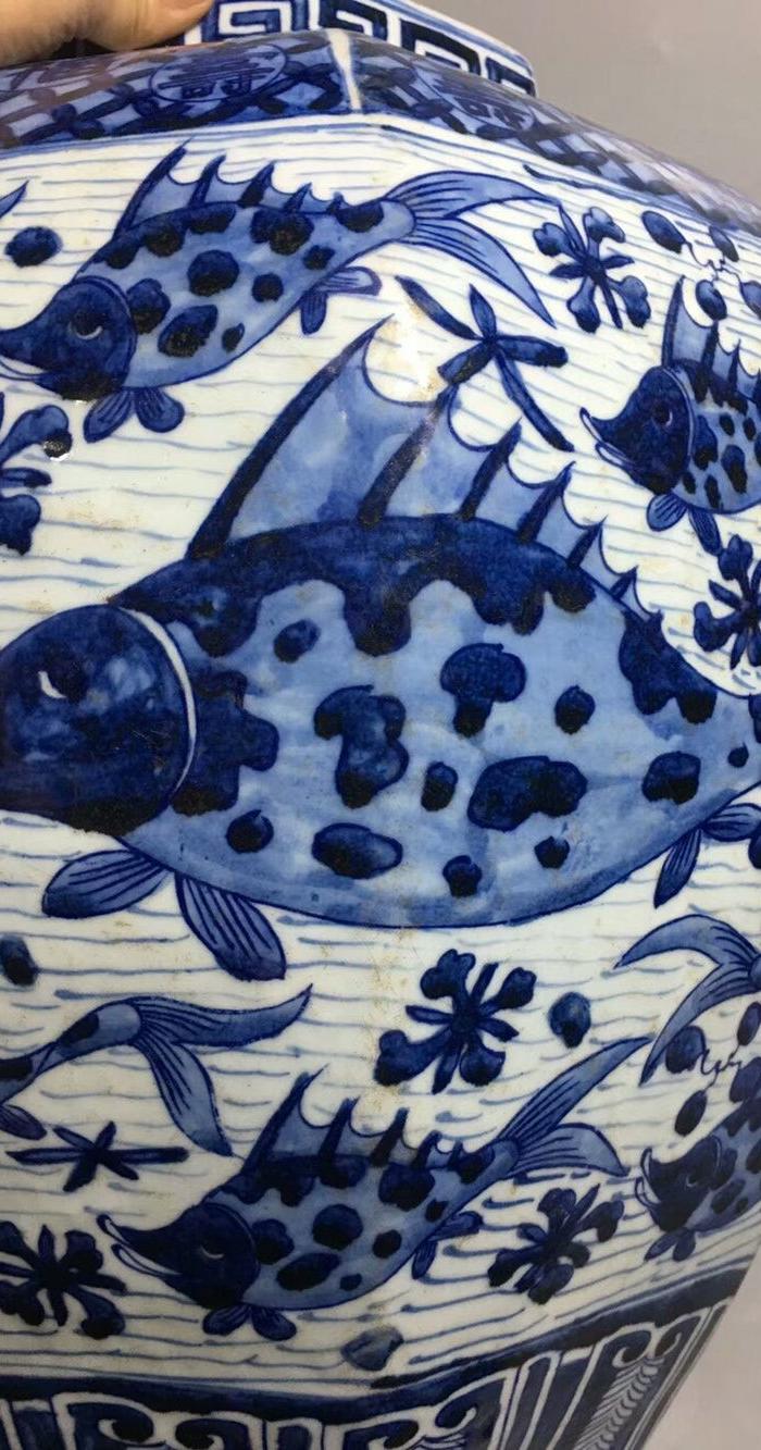 嘉靖 青花鱼草纹八棱罐