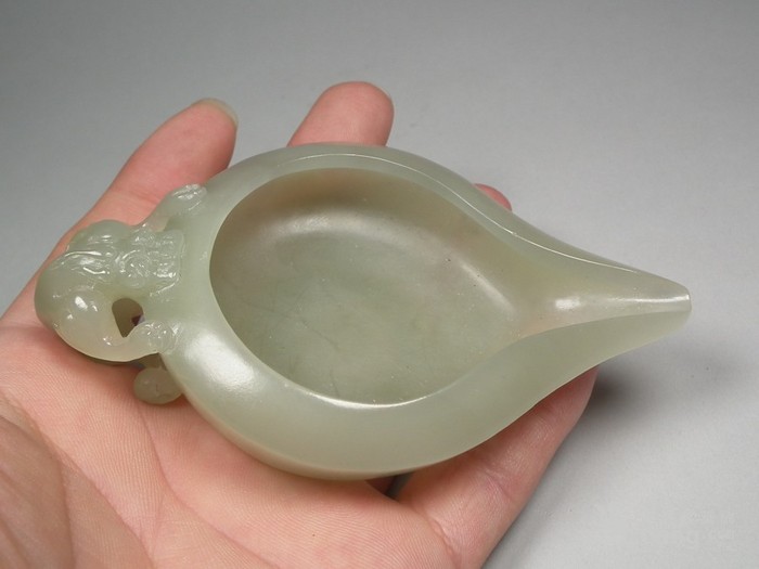 和田青白玉镂空螭龙饕餮兽面纹大玉酒杯