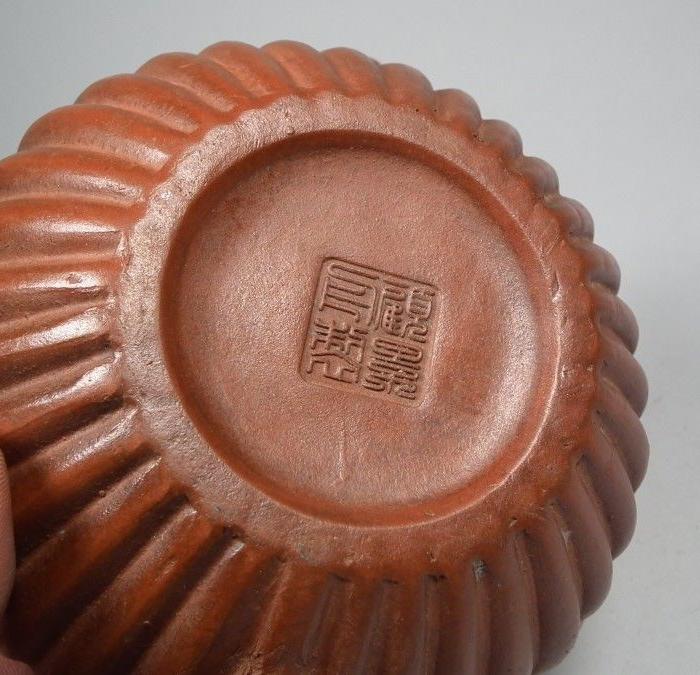 几十年的红泥紫砂瓜棱形大茶壶