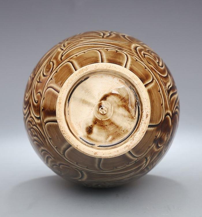 定窑 紫金釉 刻花牡丹纹 竹节盘口瓶