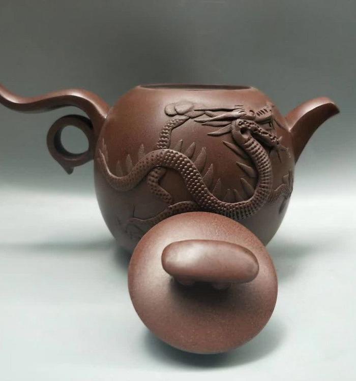 周季山 泥绘堆龙紫砂壶