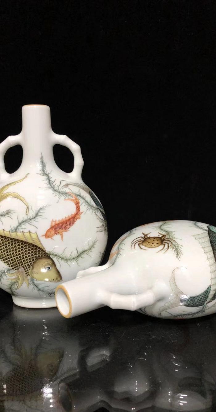 乾隆鱼纹抱月瓶