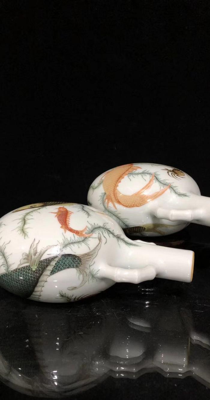 乾隆鱼纹抱月瓶