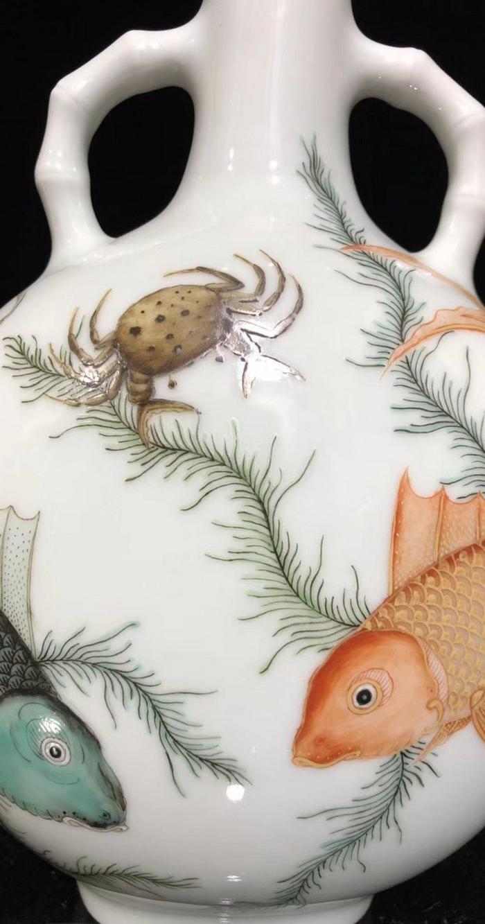 乾隆鱼纹抱月瓶