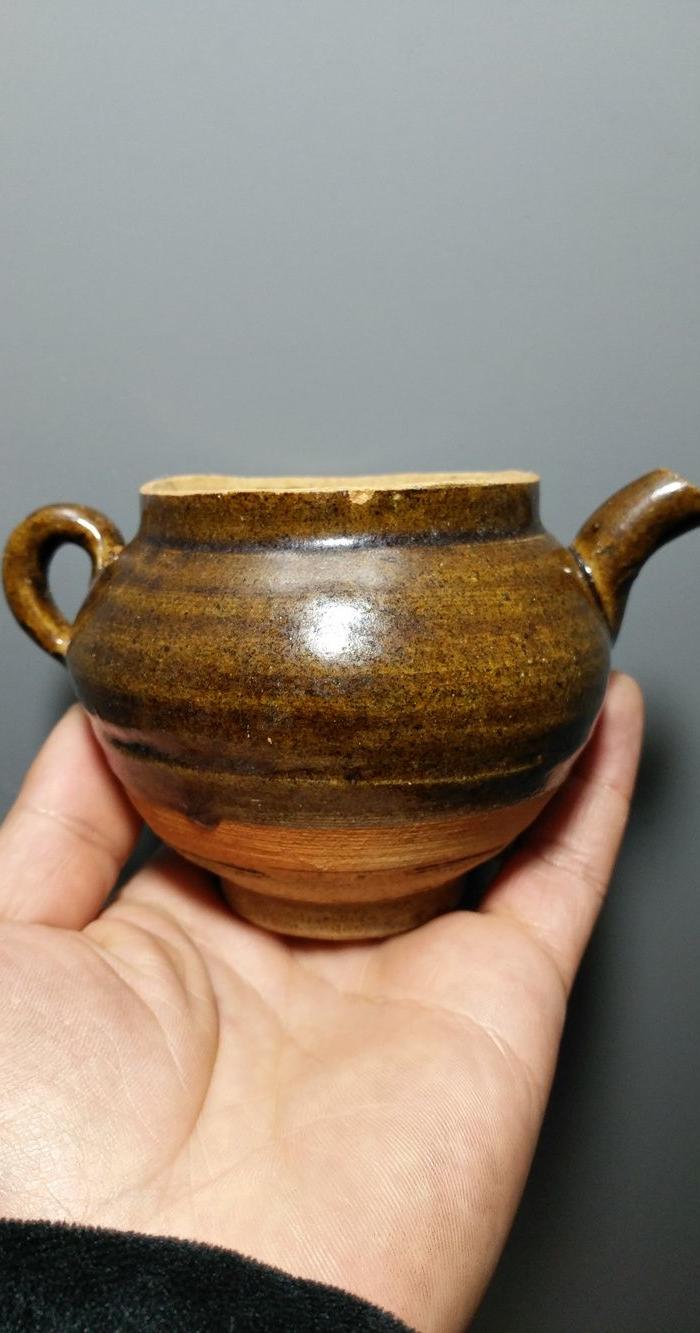 元代赣州窑酱釉茶壶