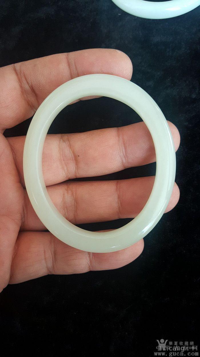收到老和田白玉籽料椭圆形贵妃手镯