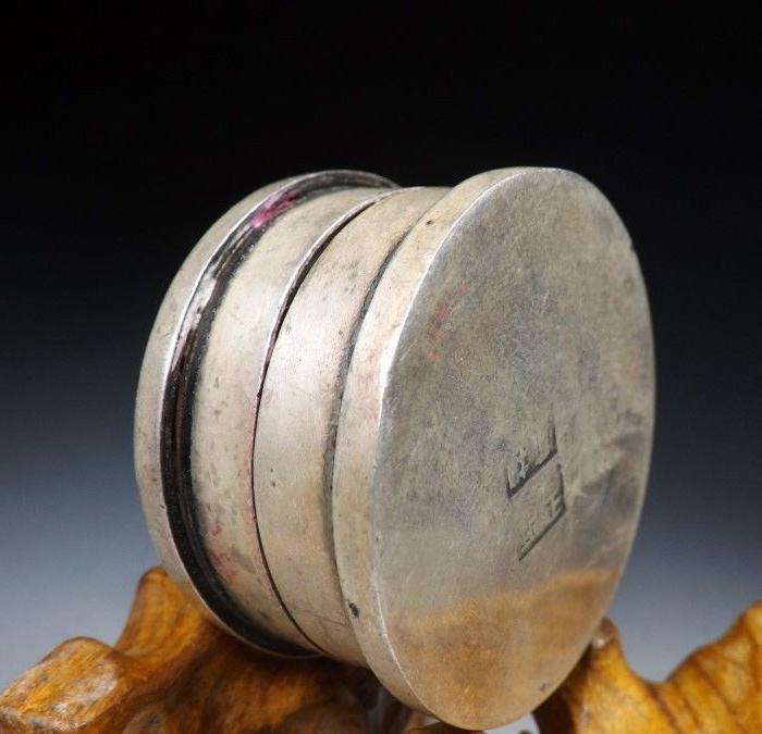 老银人物回纹小圆印泥盒