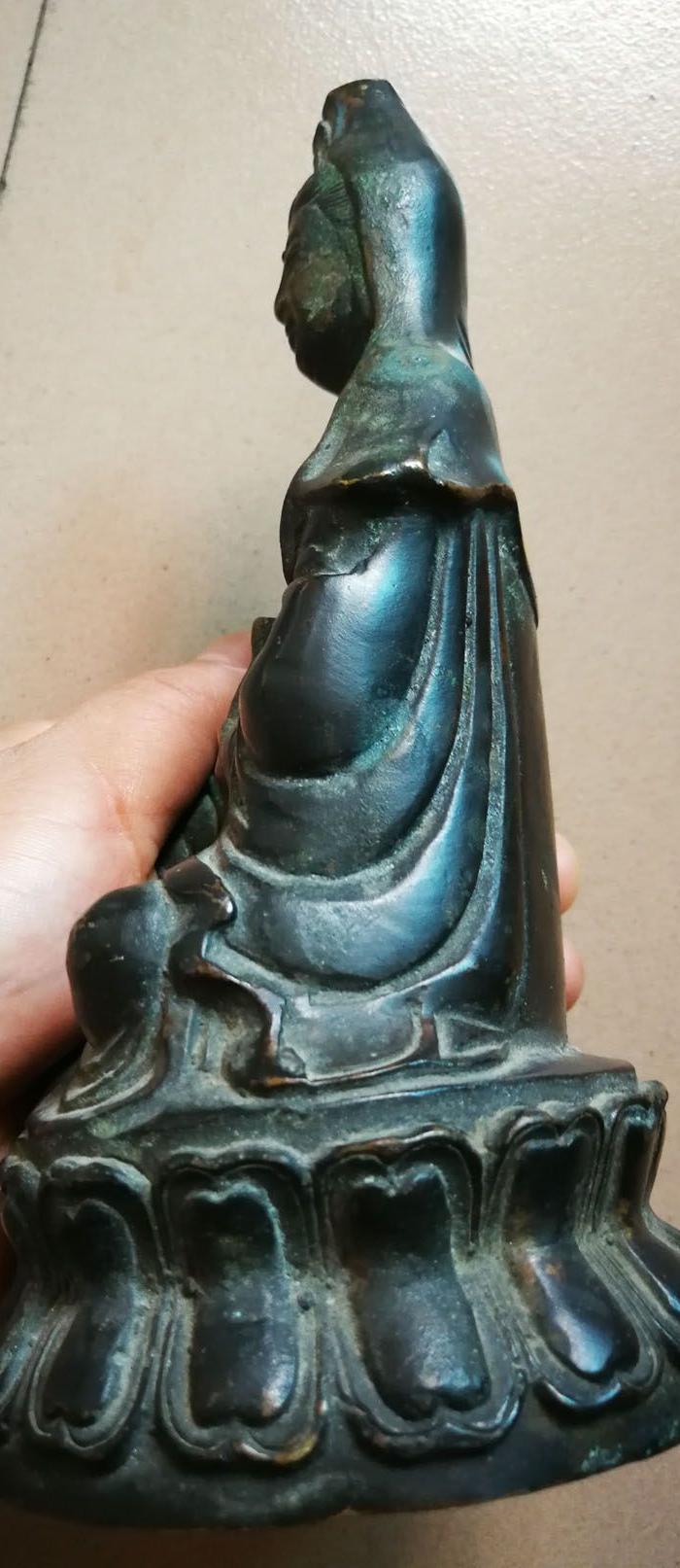 一尊老铜观音像.