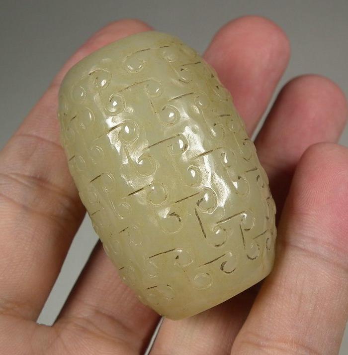 和田青白玉带沁满工钩镰纹大玉勒子