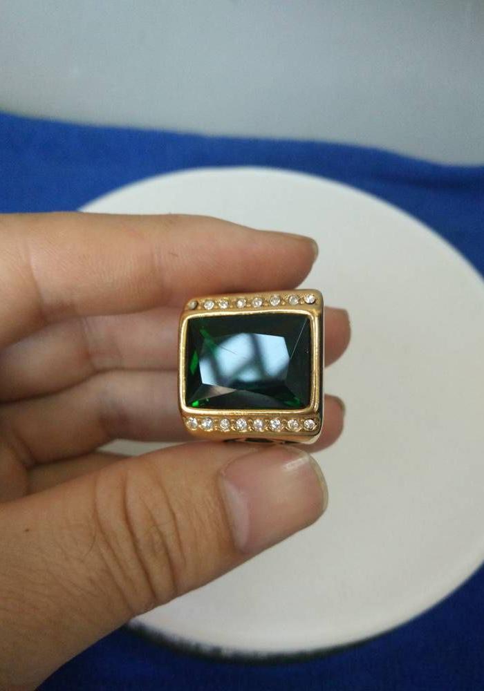 天然,深绿宝石老凤祥18k戒指.