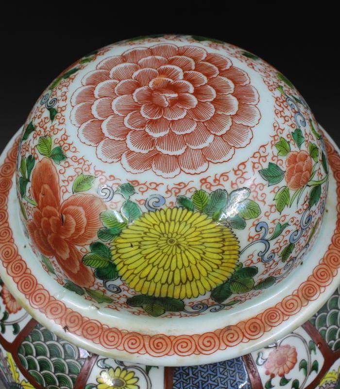 大明万历年制粉彩凤凰花鸟兽头盖罐