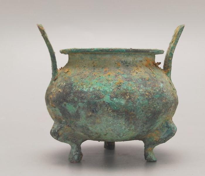 *三足两耳鼎